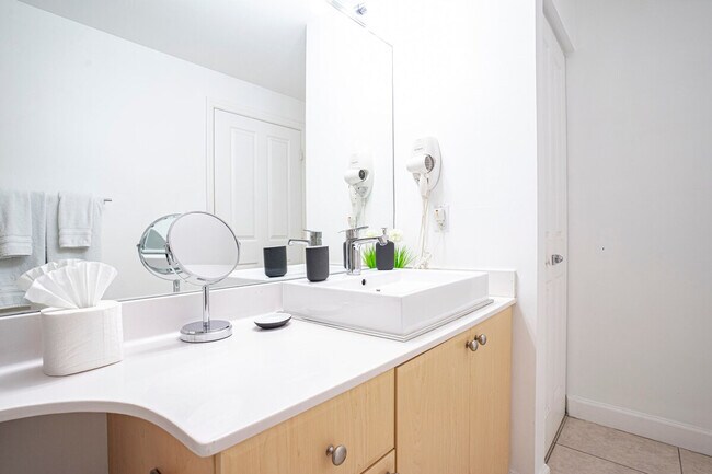 Foto del edificio - 2280 SW 32nd Ave