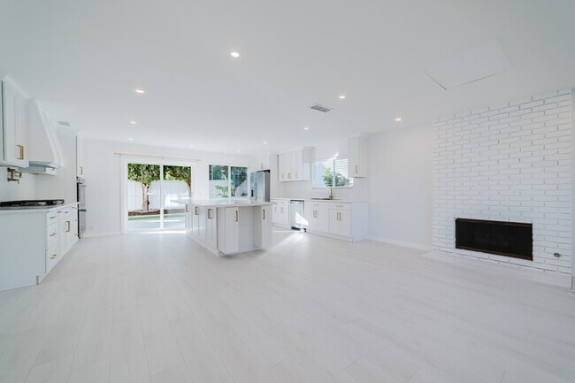 Building Photo - 3163 Camarillo Ave