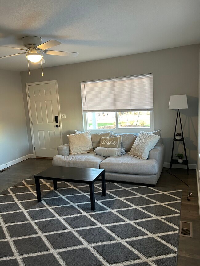 Sala de estar amueblada - 3410 N Cascade Ave