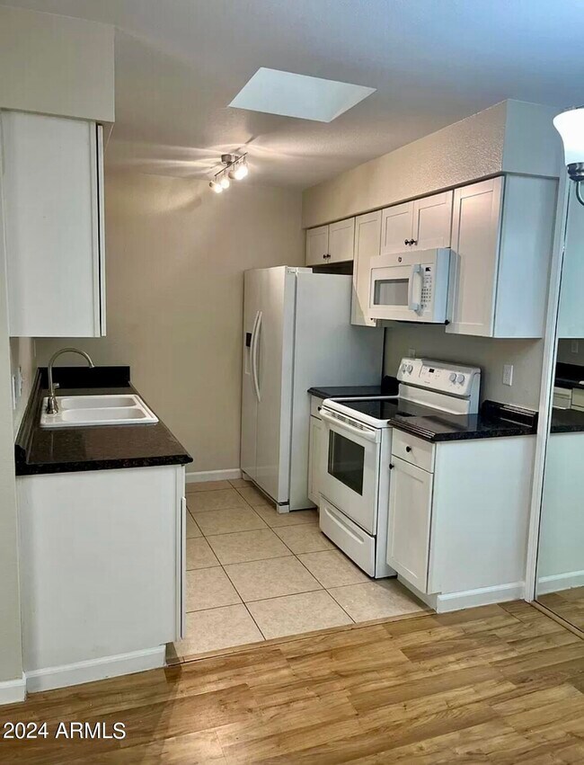 Foto del edificio - 8161 N 107th Ave