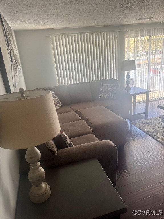 Foto del edificio - 7604 Roscommon Ct
