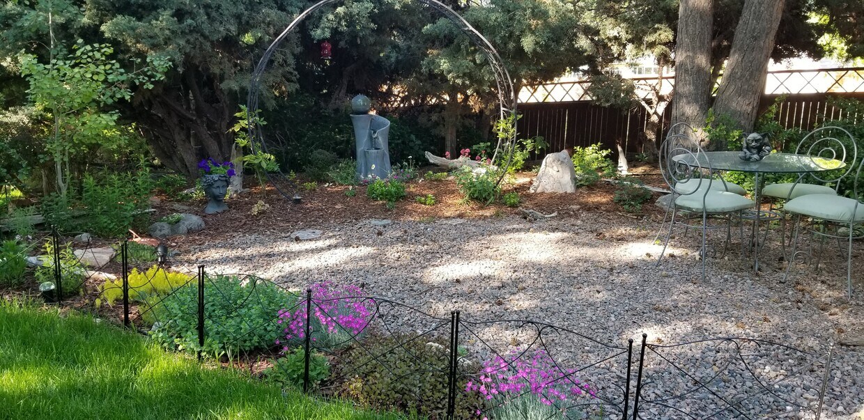 Foto principal - 7145 W Rowland Ave