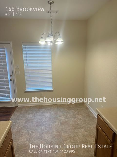 Building Photo - 4 Bedroom Riverdale Townhome Won't Last Lo...