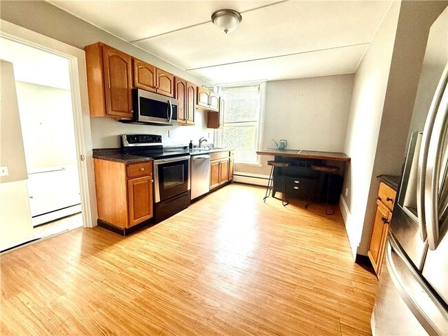 Building Photo - 571 Spring St