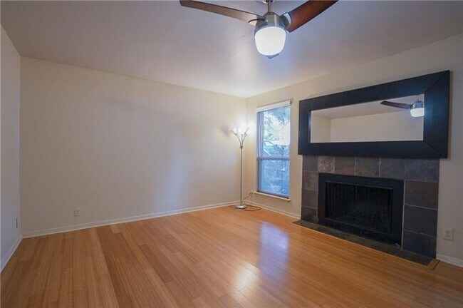 Foto del edificio - 1 Bed / 1 Bath Home with Fireplace & Walk-...