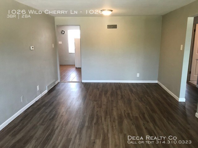 Building Photo - 3 Bedroom Apartment