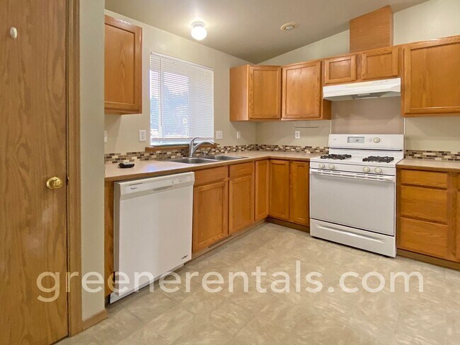 Foto del edificio - Updated 2BD/1BA Duplex in Desirable Yelm N...