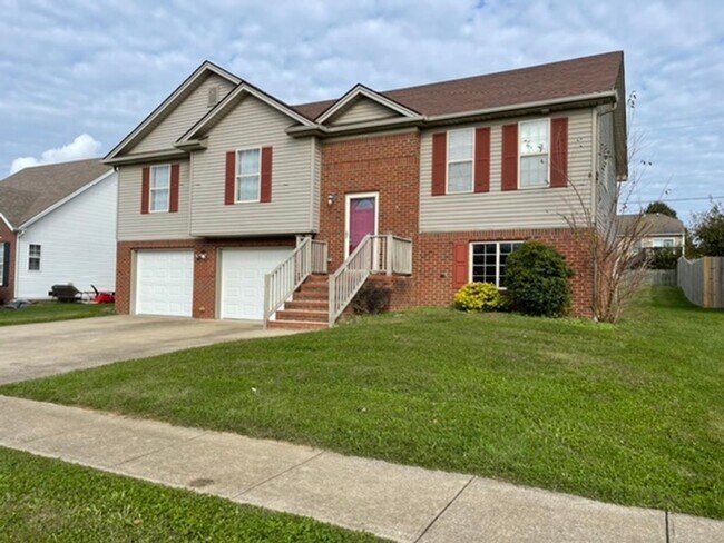 Foto del edificio - Large Home in Shelbyville For Rent