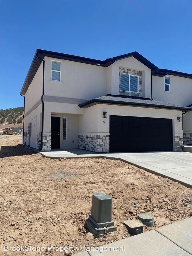 Primary Photo - 3 br, 2.5 bath House - SG231 - 688 E Fiddl...