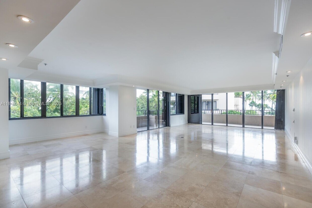 Foto principal - 251 Crandon Blvd
