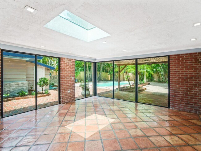 Foto del edificio - Stunning 4 Bed 4 Bath Pool Home West of Tr...