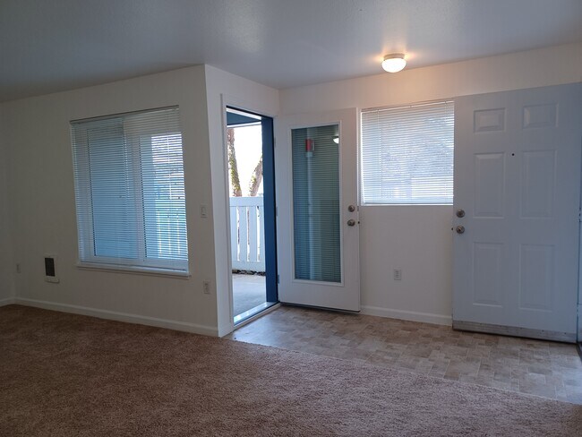 Entry - 6048 SE Drake St