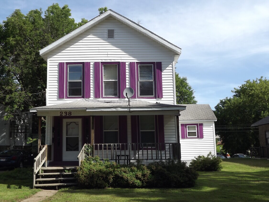 4 Bedroom Apartment - Student Housing - 238 Chippewa St