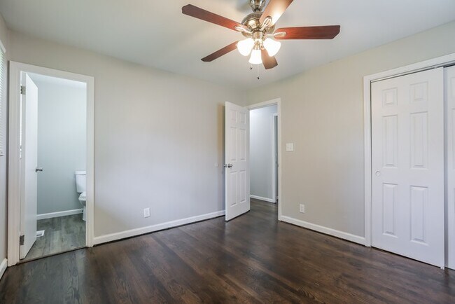 Building Photo - 833 N Ponca Dr