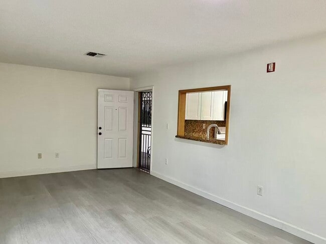 Foto del edificio - 8851 NW 119th St