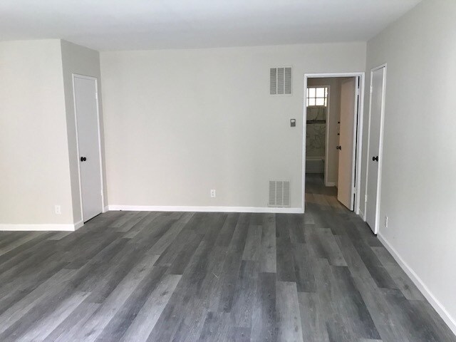 Building Photo - 4804 Gaviota Ave