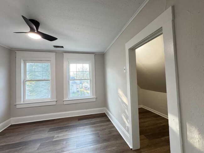 Building Photo - 836 S Broadway Ave