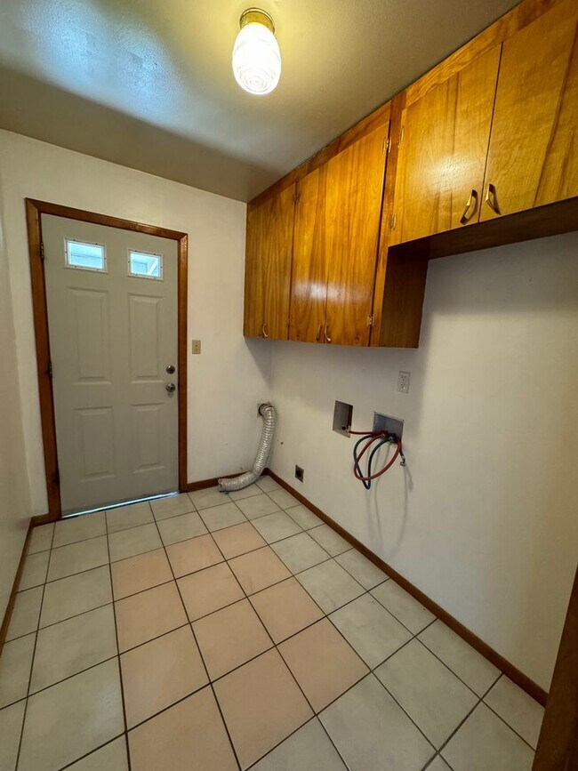 Foto del edificio - 2bdrm, 1 bath duplex with carport and fenced yard