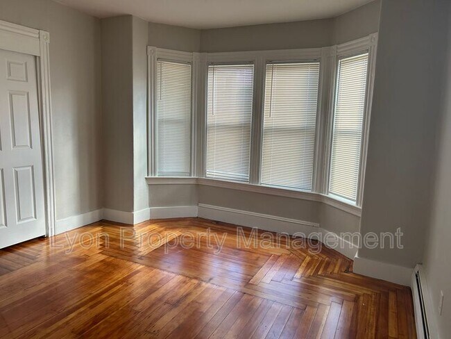 Foto del edificio - 30-39 Laurel Hill Ave