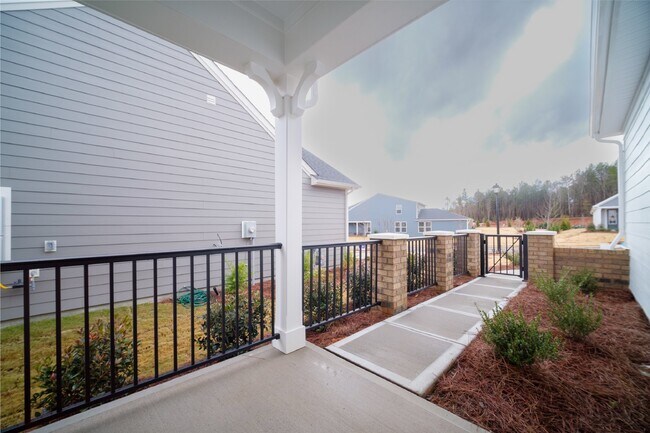 Foto del edificio - "Charming 2-Bed, 2-Bath Belmont Gem with Elegant Design"