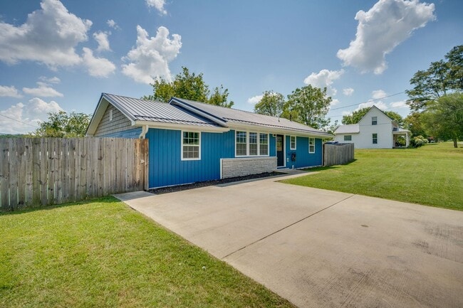 Building Photo - 3 Bed/2 Bath fully Renovated House