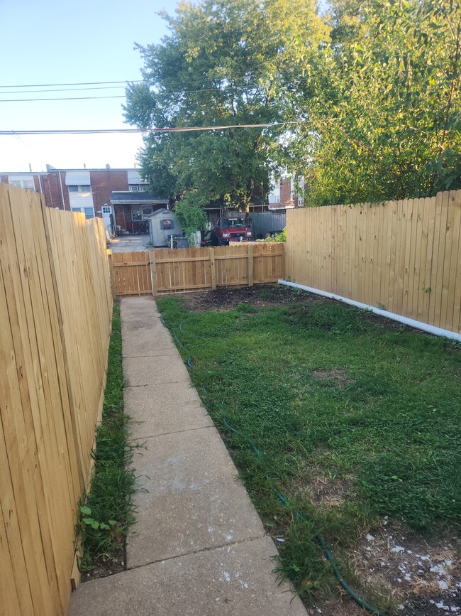 Foto del edificio - 8019 Gough St