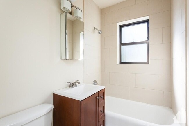 Building Photo - 2 bedroom in CHICAGO IL 60613