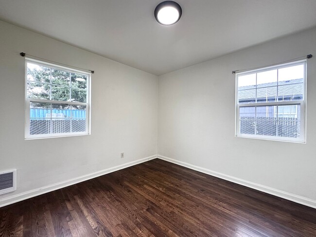 Building Photo - LENTS CHARMER! CUTE, CLEAN AND COZY!! DON'...