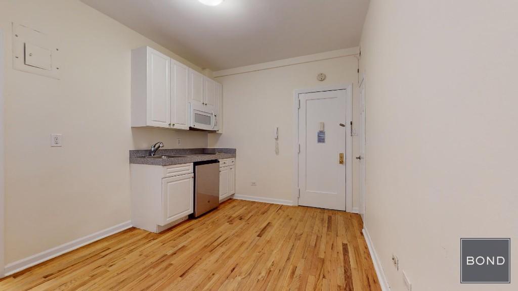 Building Photo - 305 W 45th St