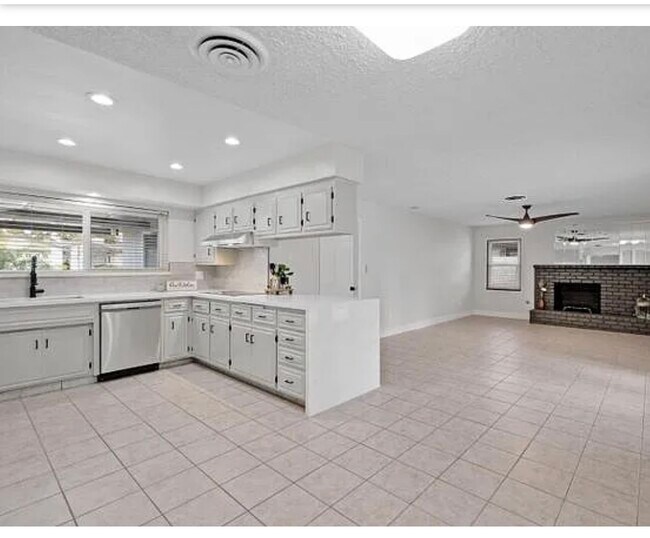 Foto del edificio - 6901 Caswell Ave