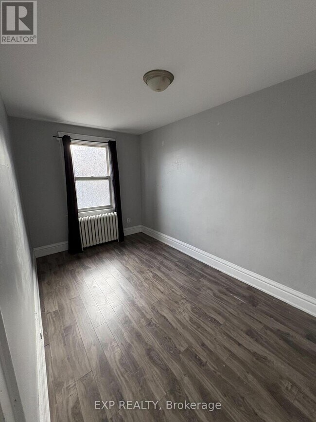 Photo du bâtiment - 50 East Avenue S