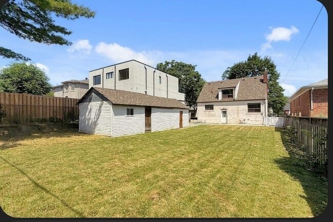 Large Private backyard - 21 Lockheed Blvd
