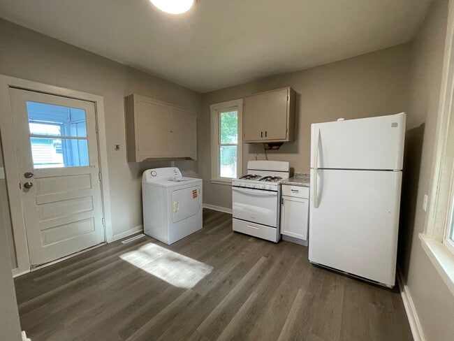 Building Photo - Completely Remodeled Lower 2 Bedroom Apart...