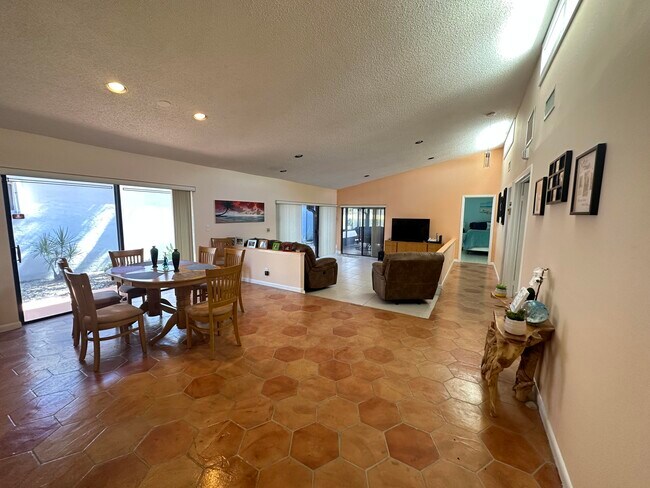Foto del edificio - 5650 Piping Rock Dr