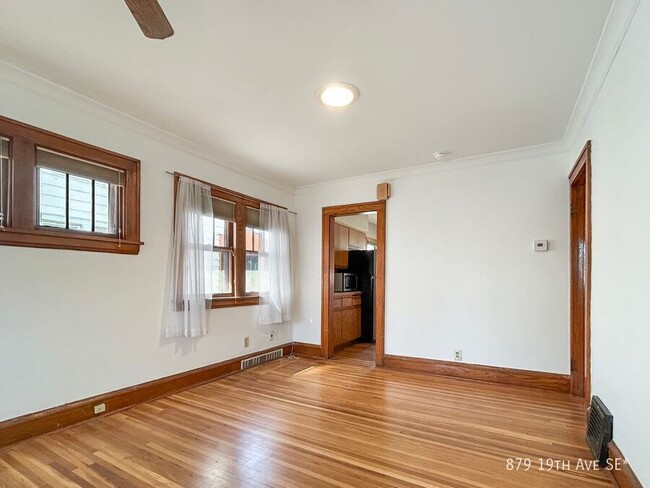 Foto del edificio - 879 19th Ave SE