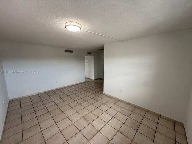 Foto del edificio - 1325 W 68th St