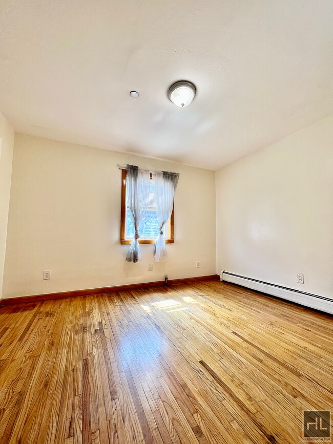 Foto del edificio - 2 Bedroom 1 Bath in 3 Bedroom 2 Bath (Apar...