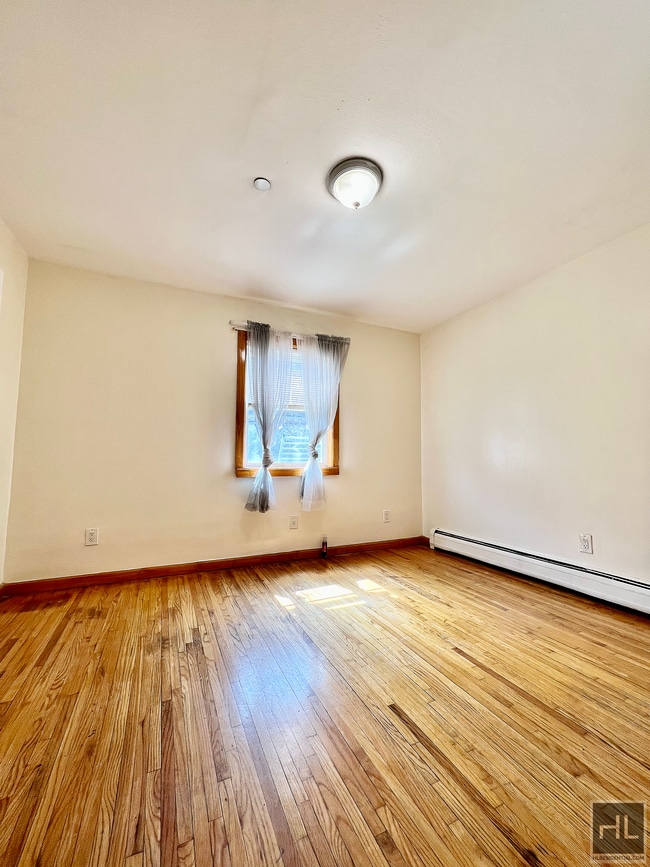 Building Photo - 2 Bedroom 1 Bath in 3 Bedroom 2 Bath (Apar...