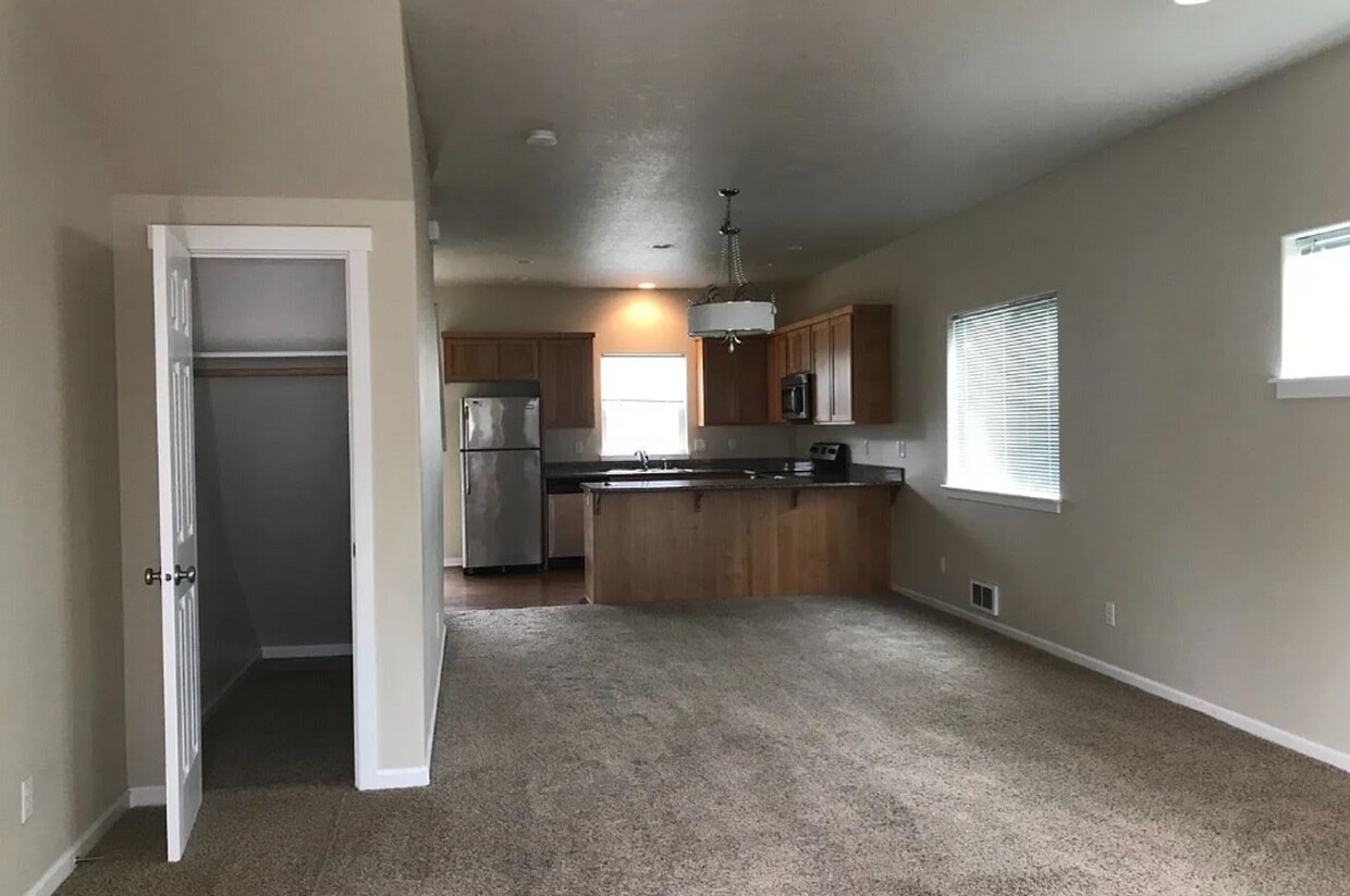 Primary Photo - Corvallis Townhome/Duplex