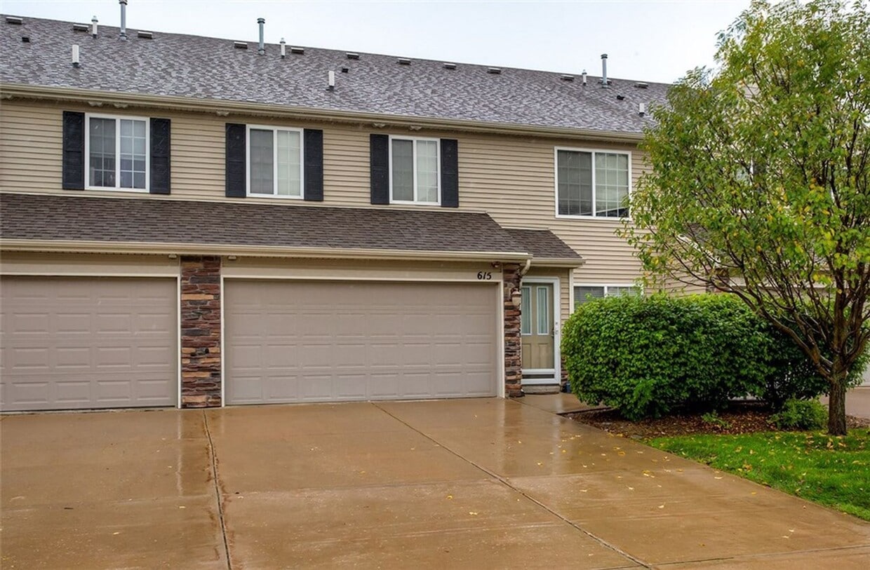 Primary Photo - Spacious 2-Bedroom Townhome in Prime West ...