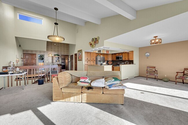 Building Photo - Backs to private lake with mountain views