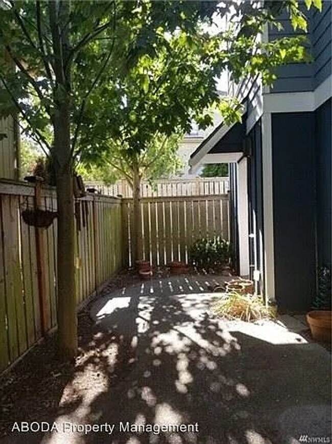 Foto del edificio - Spacious 4 Bedroom Townhome with Private F...