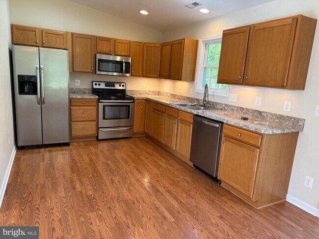 Foto del edificio - 145 Lake Ridge Rd