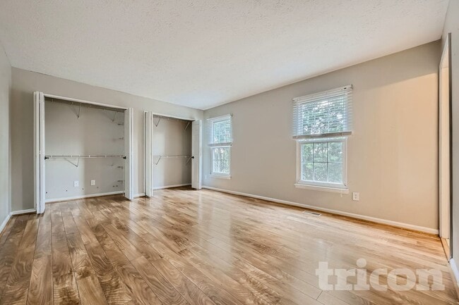 Building Photo - 9432 Seven Courts Dr
