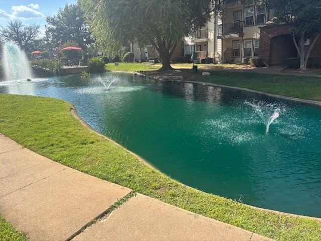 Estanque Coy en un entorno tipo parque - Waterford Apartments