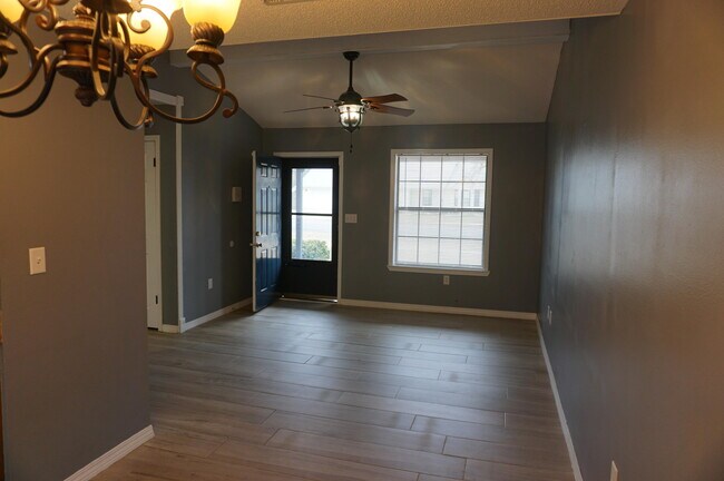 Building Photo - 331 Hudson Dr