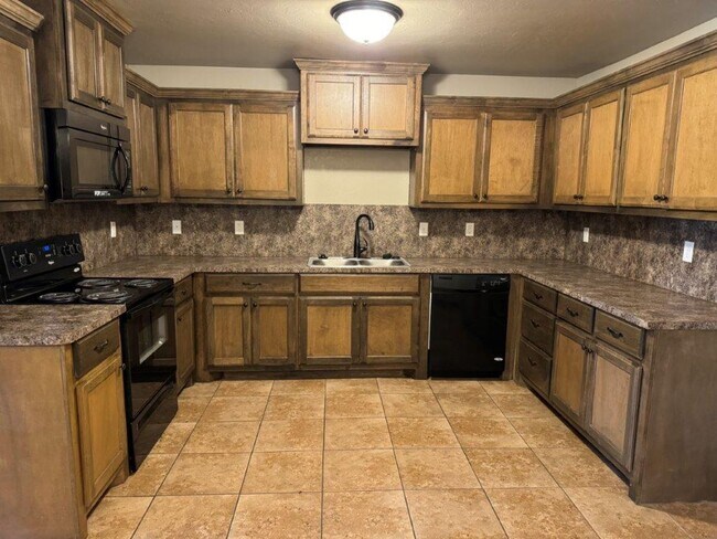 Foto del edificio - 3 bed 2 bath duplex in Chickasha! Ready fo...