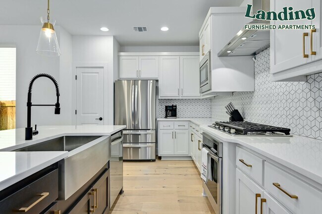 Building Photo - 5005 Lynndale Dr