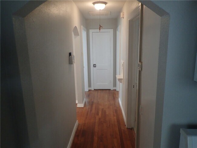 Foto del edificio - 6340 Parkdale Dr