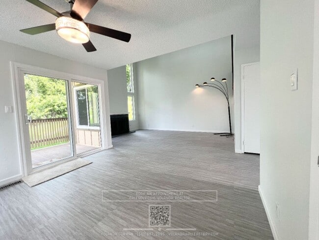 Building Photo - Beautifully 3BR Townhome with Huge Loft St...